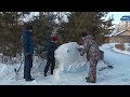 Показываем, как скульпторы создают шедевры из снега