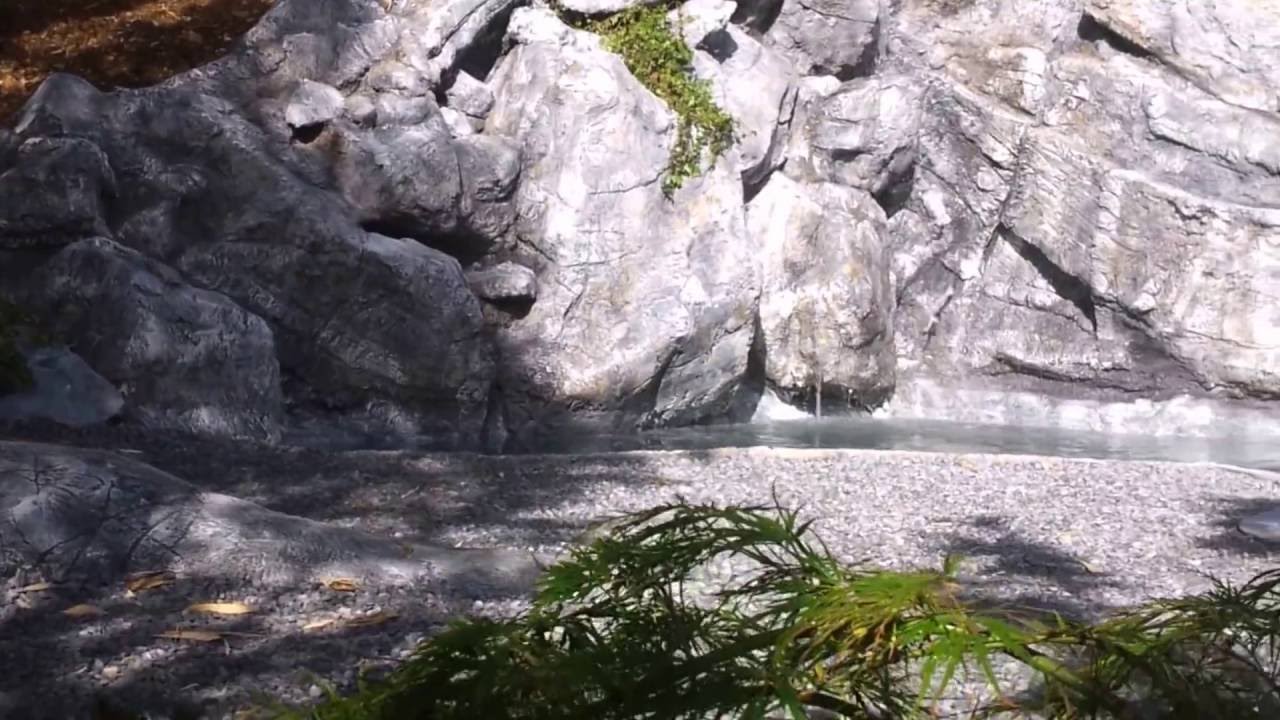 Faux rochers, cascades et bassins