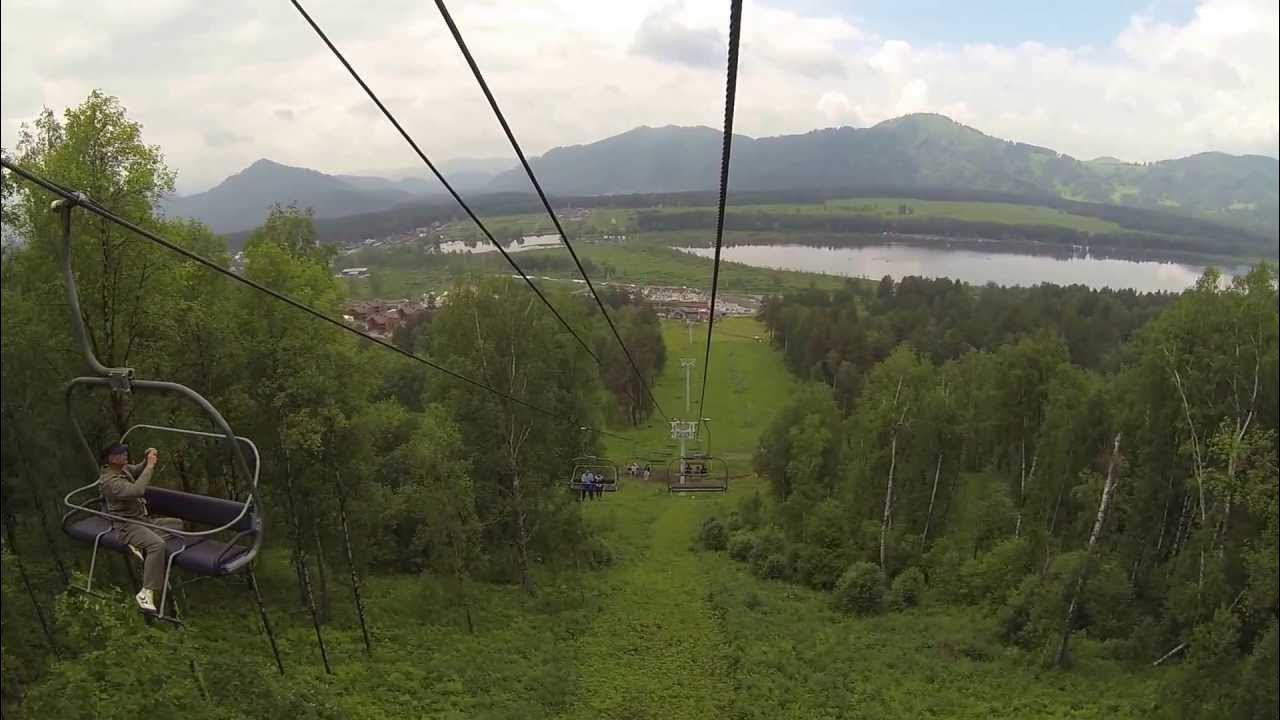 Горно алтайск манжерок. Манжерок горный алтай. Алтай горнолыжный курорт манжерок. Гора синюха манжерок. Подъемник на алтае манжерок.