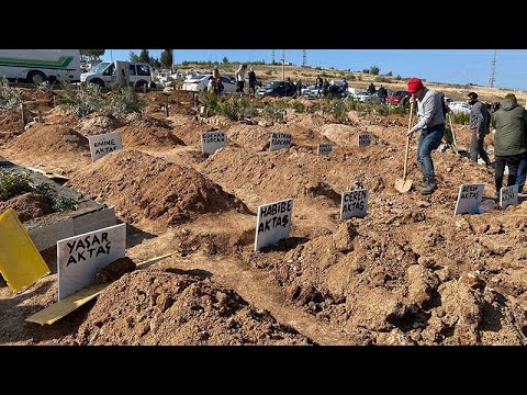 Hatay’da depremde hayatını kaybedenler için toplu mezarlar kazılıyor