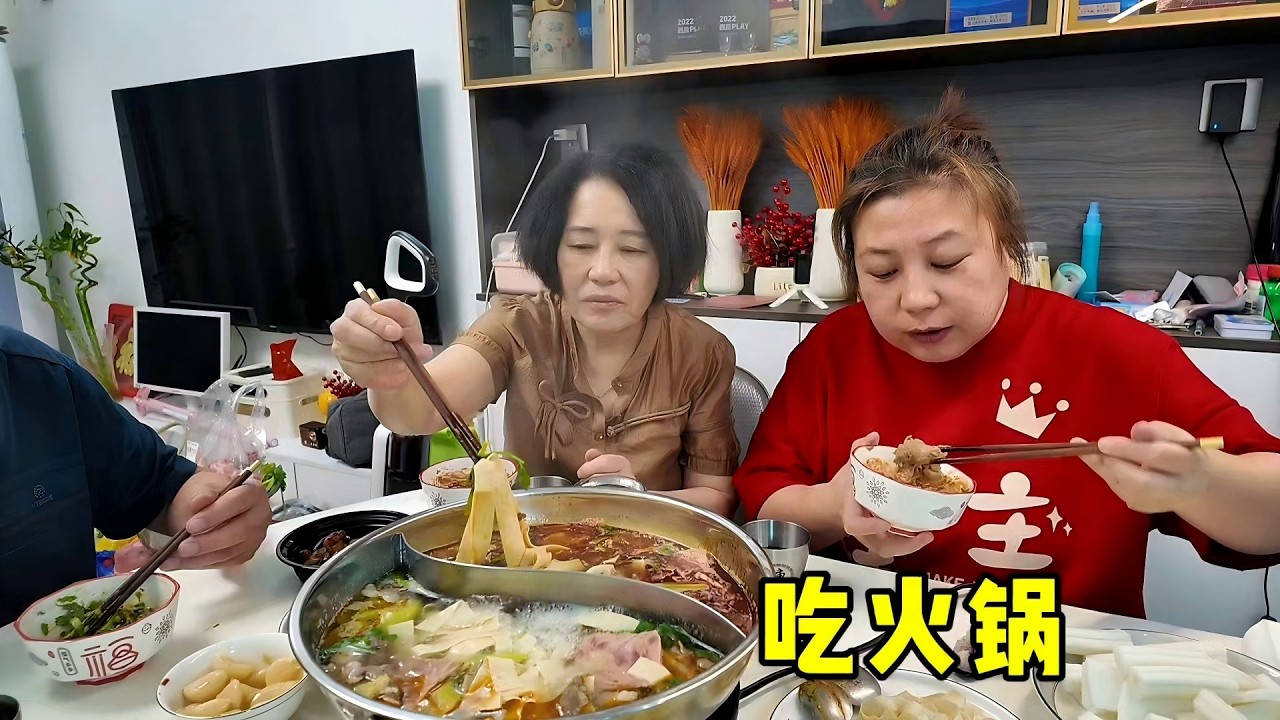 【160斤大龄女】家附近新开超市，老爸去看看菜价，买二斤羊肉，和爸妈在家吃火锅