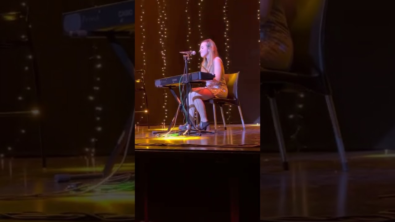 Creep - Radiohead (Cover by Valu Zapata) Open Mic en Otro Mundo de Cris Morena