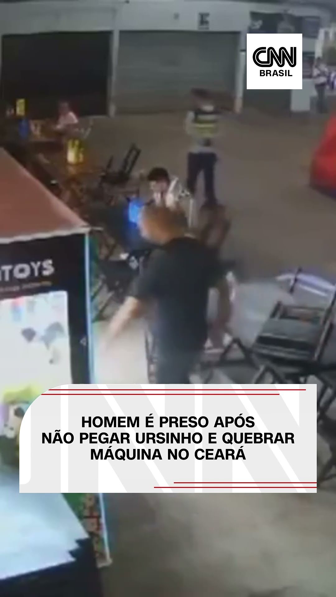 Homem quebra máquina após não pegar ursinho de pelúcia #Shorts