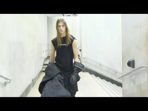 Video: Modedesigner Rick Owens striber på Men's Fashion Week