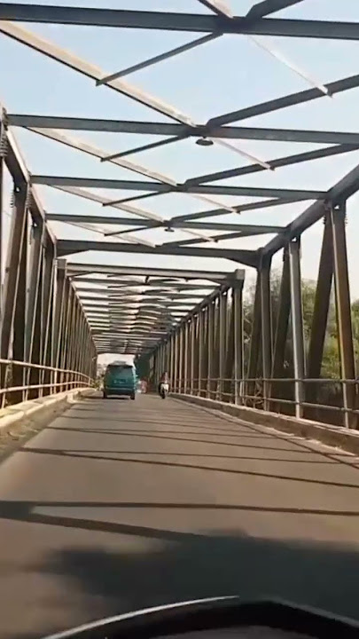 Melewati Jembatan diatas Sungai Bengawan Solo. 10/9/2023 #shorts #sragen #jalanjalan #bengawansolo