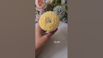 Easy buttercream flower using tip 104 #tutorial#pipibgtips#fyp#flowers#cupcakes