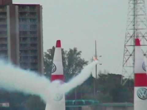 Matt Hall nearly crashes at Red Bull Air Race Cham...