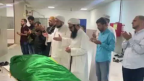 Shaykh Awn Al-Qaddoumi Praying Over The Body Of Al-Habib Abu Bakr Al-Adhani