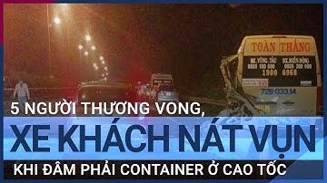 Xe khách đâm phải container nát vụn trên cao tốc, 5 người thương vong | VTC Tin mới