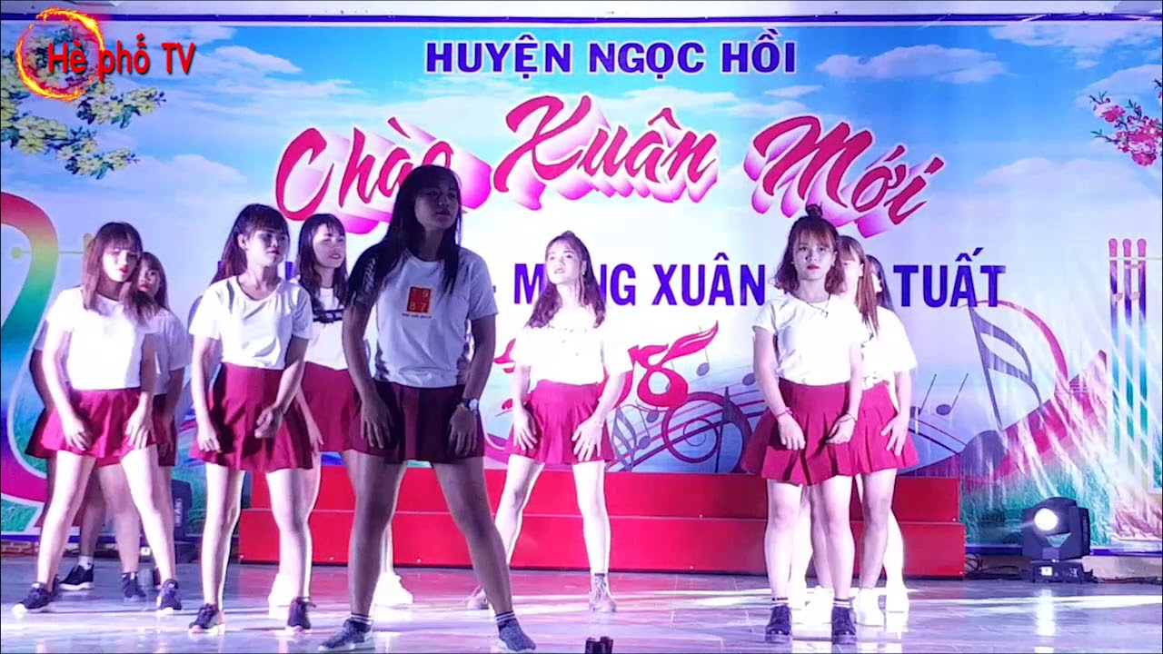 Em gái Hmong diện váy ngắn nhảy cực bốc | Hè phố TV - youtube