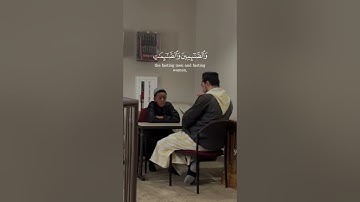 ‎صوت جميل يملأ القلوب بالسكينة والطمأنينة. استمعوا إلى تلاوة هذا الطفل الموهوب من سورة الأحزاب.