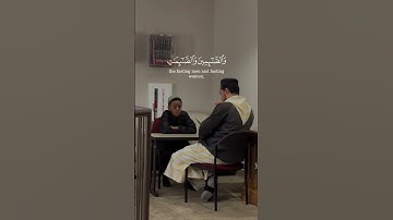 ‎صوت جميل يملأ القلوب بالسكينة والطمأنينة. استمعوا إلى تلاوة هذا الطفل الموهوب من سورة الأحزاب.