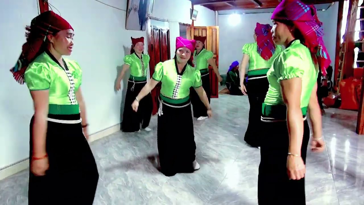 Múa mừng lễ thành hôn xơi hiệu bản đung xông do đội bản phày thể hiện 