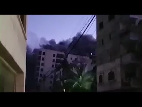 ガザ地区の高層住宅が倒壊する瞬間を撮影、イスラエル軍の空爆で