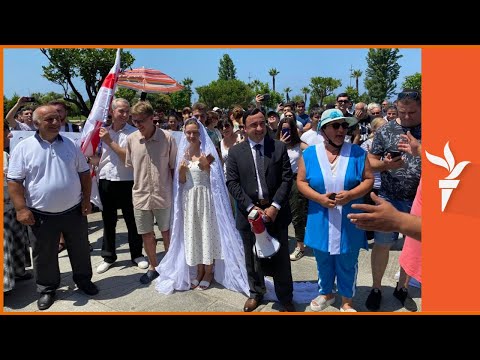 საპროტესტო აქცია და სპონტანური ქორწილი ქუჩაში