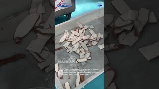 A slicing machine for yam with consistent thickness, also suitable for ginger and garlic.