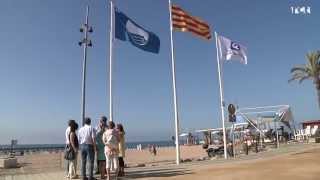 S'hissen les banderes a la platja de Calella