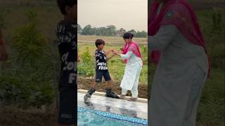 Skating karte huye bahan ko swimming pool me dal diya 😁