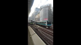 京浜東北線と山手線（JR東日本E233系とE235系電車）有楽町駅を連続発車。Keihin Tohoku & Yamanote Line Yurakucho Station JAPAN TRAIN