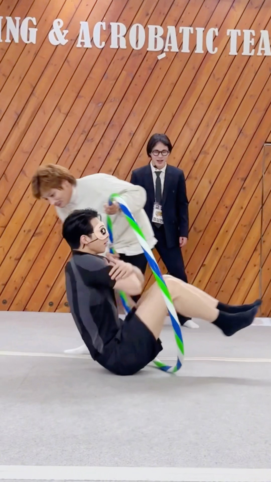 엉덩이로 점프를⁉️? Hoop Challenge