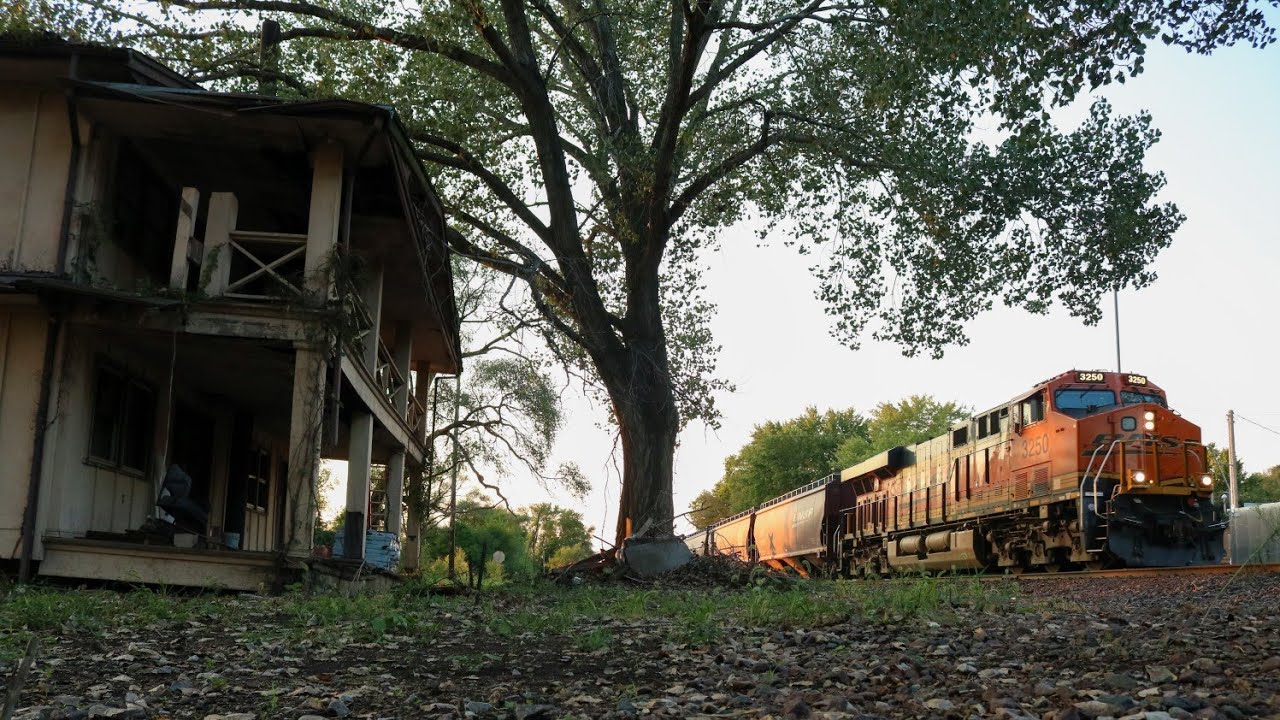 BNSF grain at that creepy house in Waldron YouTube