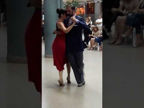 Ángela Romina Cides y Adrián De Gregorio en Gral. San Martín -Milonga- Milonga de la galería