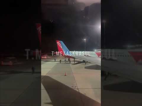 Толпа на взлетной полосе аэропорта в Дагестане