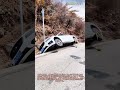 危険な山道でのウインチを使ったプロの車両回収：極限のロードサイドアシスタンス　大型車両回収の科学