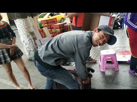 越南女孩小红来中国了，让阿木带她去买好吃的