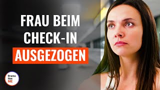 Frau Beim Check-In Ausgezogen 