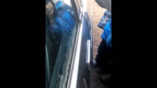 Как открыть машину без ключей (проволока)(, 2014-11-04T13:50:02.000Z)
