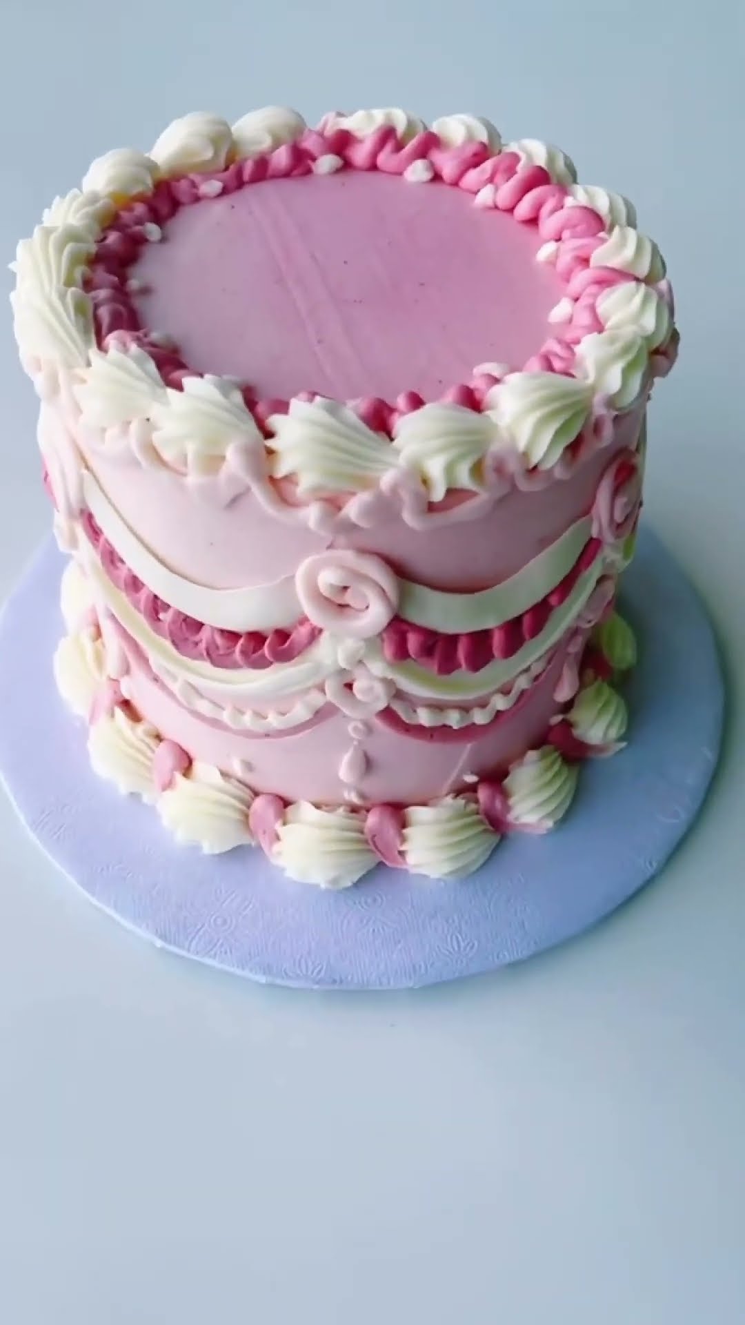 Blushing layers for a heart-stealing Valentine’s Day. ?? #customcake #valentinesday #coquette