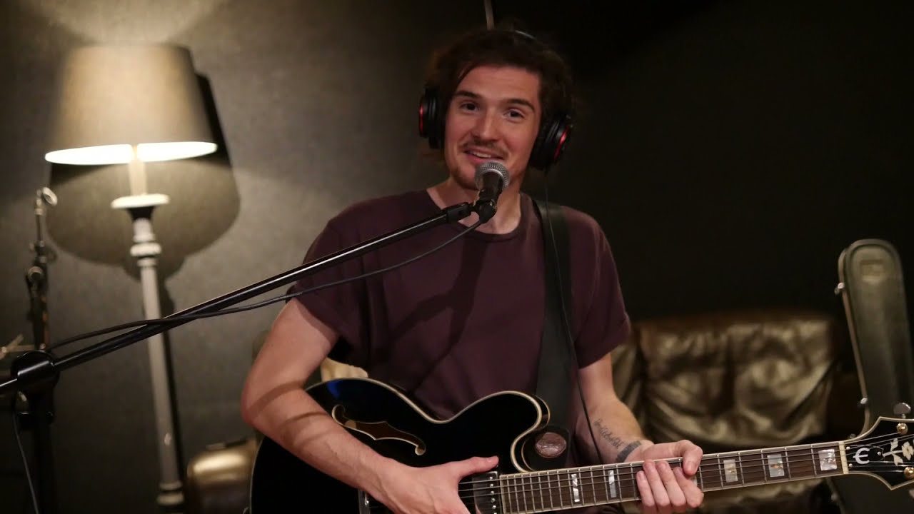 Regardez 'Devoured' guitar tutorial sur YouTube Regardez 'Devoured' guitar tutorial sur YouTube