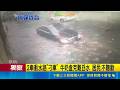 三立獨家｜2車衝水路"刁車" 牛奶盒克難舀水 居民:不聽勸 暴雨襲水淹膝蓋 車受困近3小時 吊車救援｜三立新聞LIVE