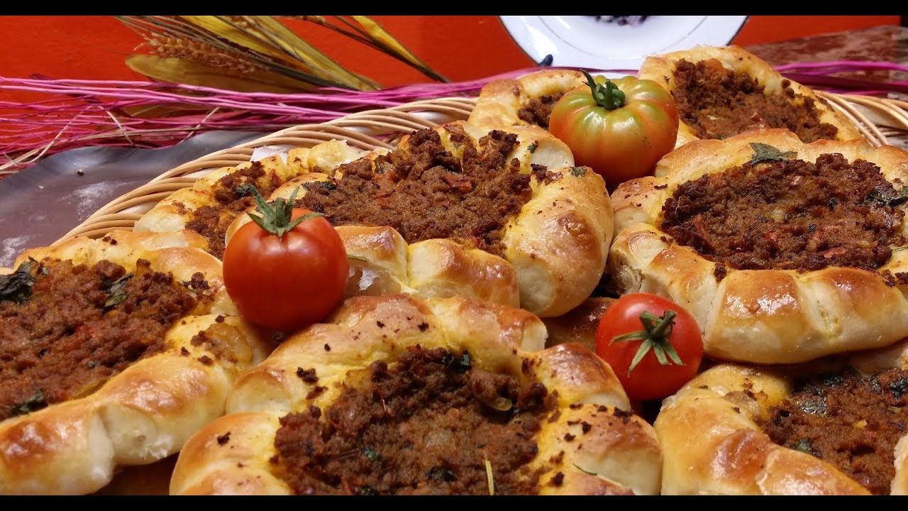 فطائر اللحم بعجينه قطنيه هشه وبدون عجانه ..عشاء سهل وسريع ويصلح لطلاب المدارس مطبخ شاي مهيل