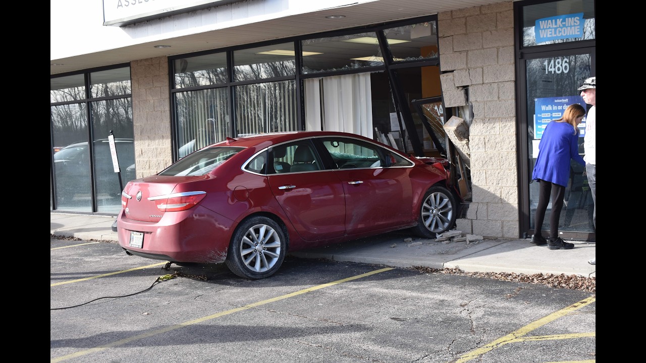 Пожилая женщина врезалась в здание налоговой инспекции поселка Антиохия, штат Иллинойс, 19.02.2026.