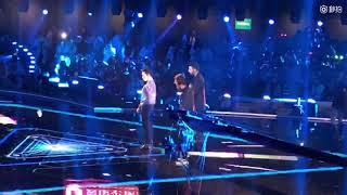 YangYang singing LIVE at 2017-2018 Hunan TV New Year Concert (Fancam) 杨洋2017-2018湖南跨年《就像是idol》