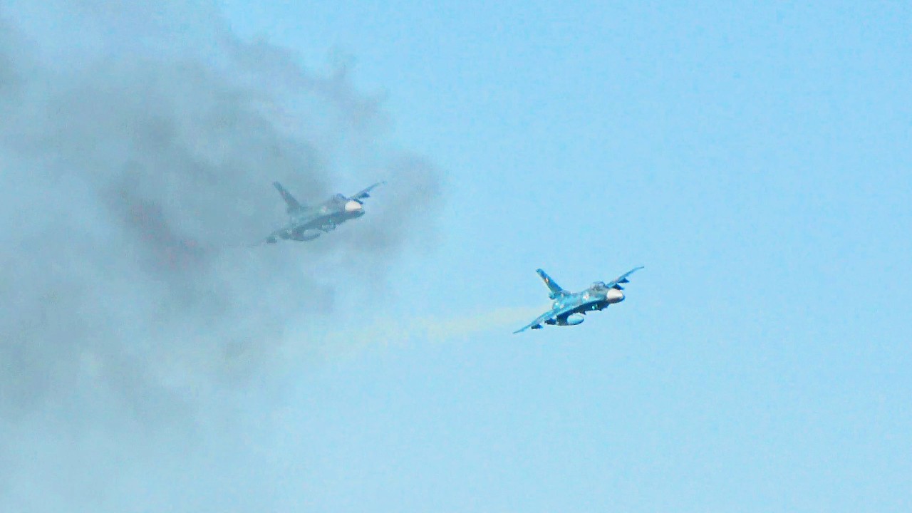 第8航空団 F-2戦闘機4機による模擬空対地射爆撃展示。A simulated