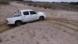 Песчаная горка. Jeep KJ vs Toyota Hilux.