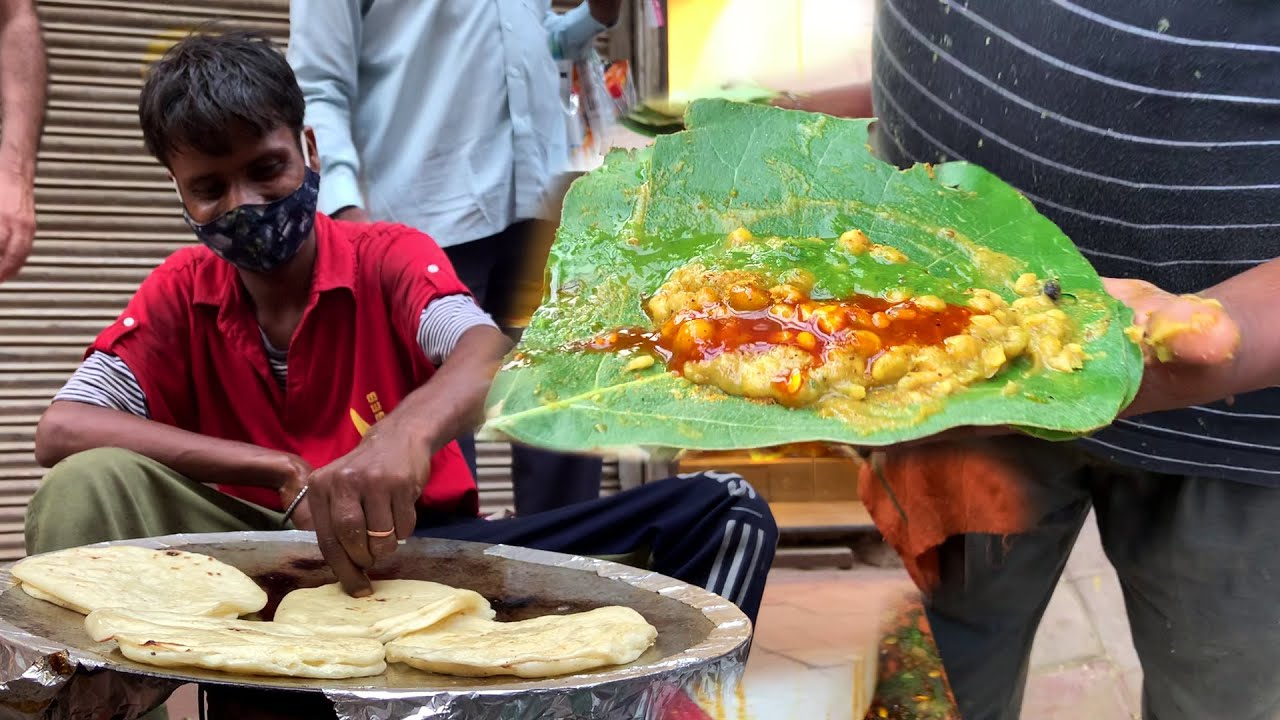 Man Serving Chole in Leaf : Mama Ji Chole Kulche | Delhi Street Food | Indian Street Food | Tasty Street Food