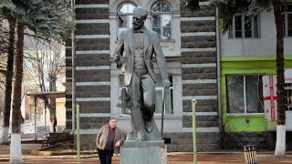 10 памятников иностранцам в Грузии