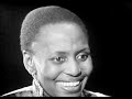 Capture de la vidéo Miriam Makeba - Breathing Song 'Amampondo' In An Interview
