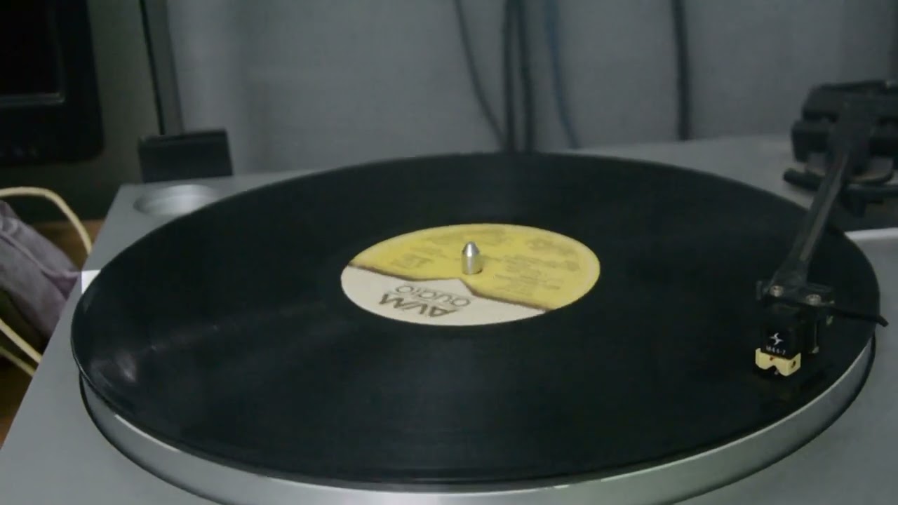 MOVIE : MELLA THIRANTHATHU KATHAVU SONG : KUZHAL OOTHUM KANNANUKKU