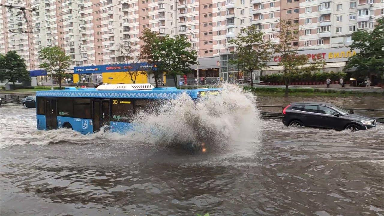 28 июня 2021 год. Ливень в Москве 28 06 2021. Ливень в Москве 28 июня. Метро затопило в Москве 2021. Потоп в Москве.