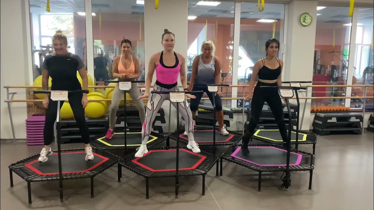 прыжки на батуте фитнес. занятия на батутах фитнес. приколы про фитнес на батуте. джампинг видео тренировки. джампинг в твери фитнес тверь.