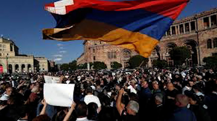 ՈւՂԻՂ. Արցախցիների բողոքի ակցիան կառավարության մոտ