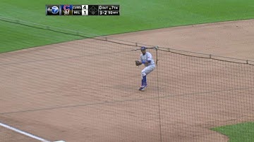 CHC@MIL: Herrera flashes leather at third base