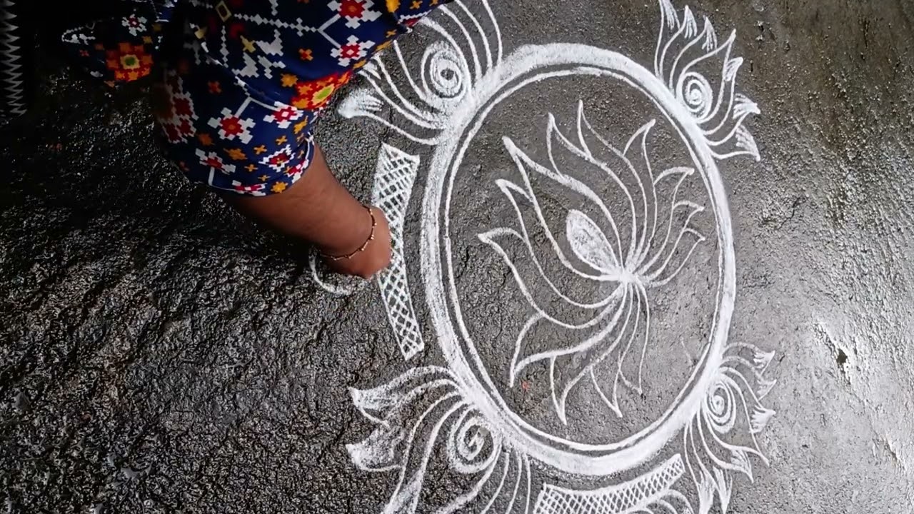 Unique Lotus design rangoli🪷🤌🏻...#rangoli#trending#youtube#kolam