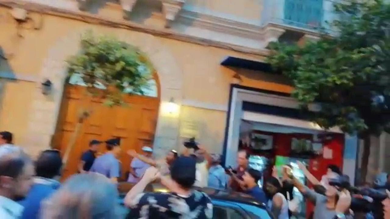 Ilva, la deputata dei 5 Stelle contestata in piazza e scortata dalla polizia a Taranto