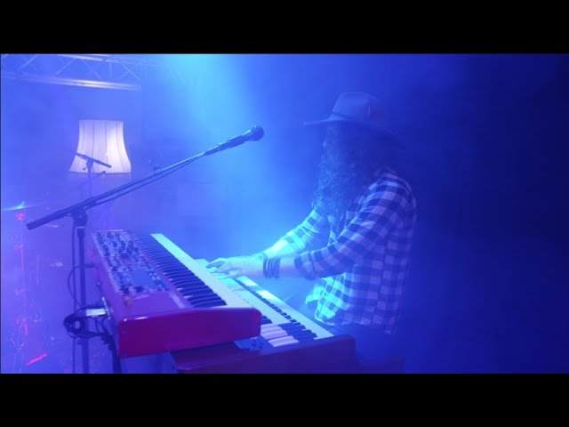 Guarda Basement Saints (Live) - Highway Lines su YouTube Guarda Basement Saints (Live) - Highway Lines su YouTube